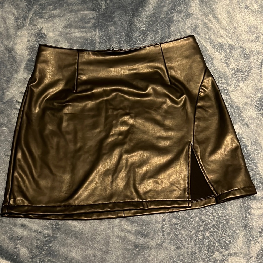Pleather skirt with slit size L juniors
